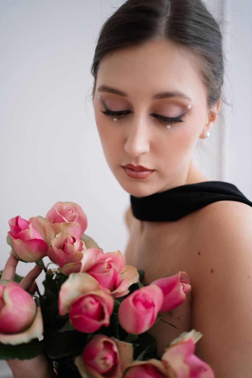 Večerní make-up s růžemi Brno — Nadiia Make Up